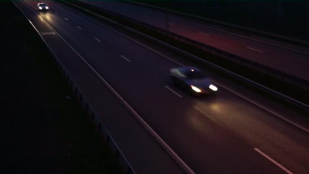 Coches que se mueven en la carretera en la noche — Vídeo de stock