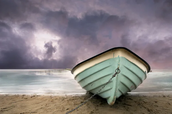 Barco de remos en la playa — Foto de Stock