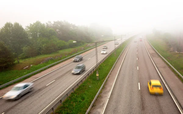 Autoroute dans le brouillard — Photo