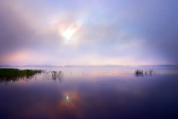 Amanhecer sobre o lago — Fotografia de Stock