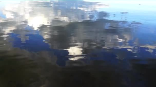 Reflejo de nubes esponjosas en el lago — Vídeos de Stock