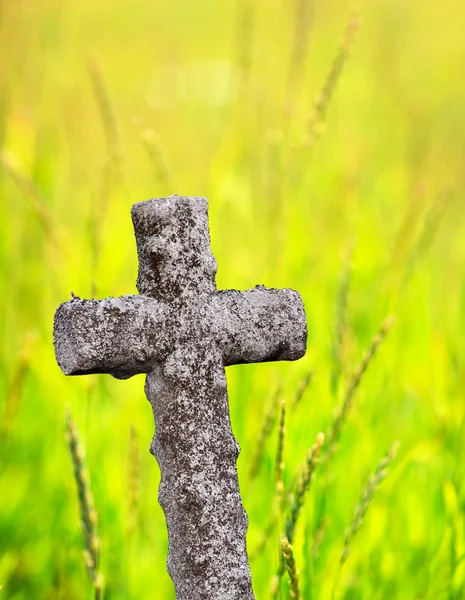 Antica croce di pietra — Foto Stock