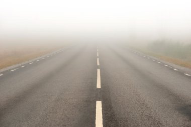 Ağır Sis içinde asfalt yol