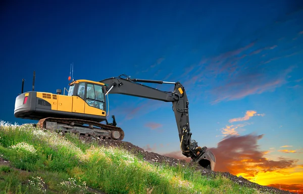 Excavadora al atardecer — Foto de Stock