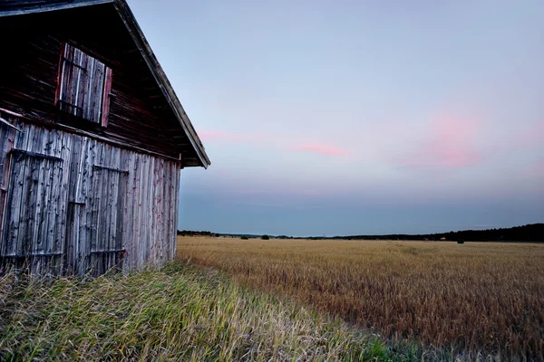 Grange dans le paysage rural — Photo