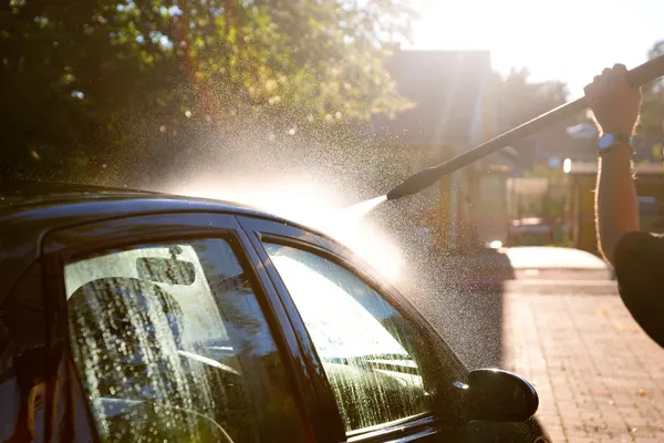 Man washing car — Stock Photo, Image