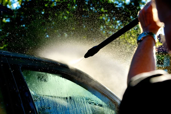 男人洗车 — 图库照片