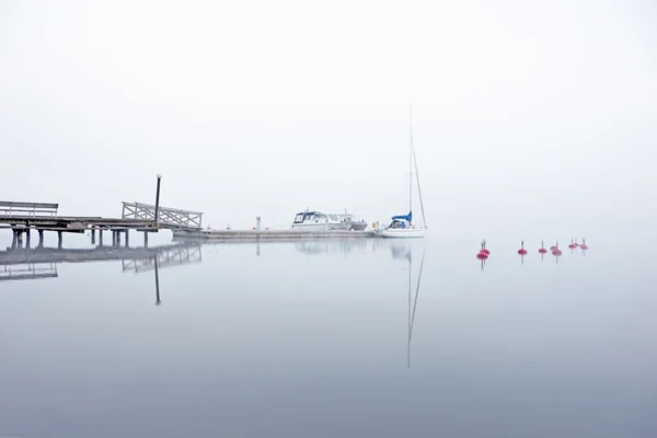 Yacht dans le brouillard — Photo