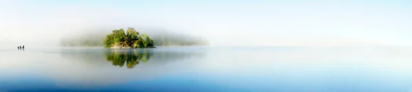 Insel am nebligen Morgen — Stockfoto