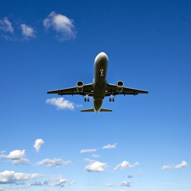 uçak üzerinde mavi gökyüzü