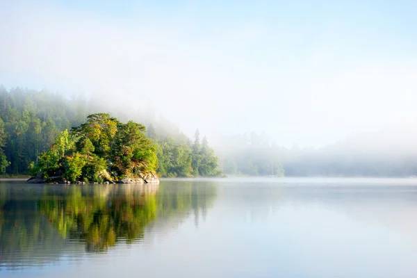 Ön på Dimmig morgon — Stockfoto