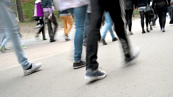 Multitud de personas caminando por la carretera — Foto de Stock