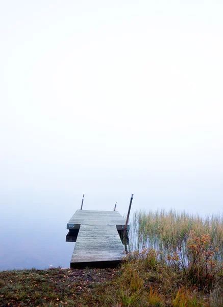 Tom brygga i dimmigt river — Stockfoto