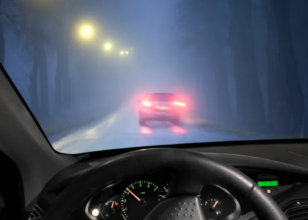 Машина в тумане — стоковое фото