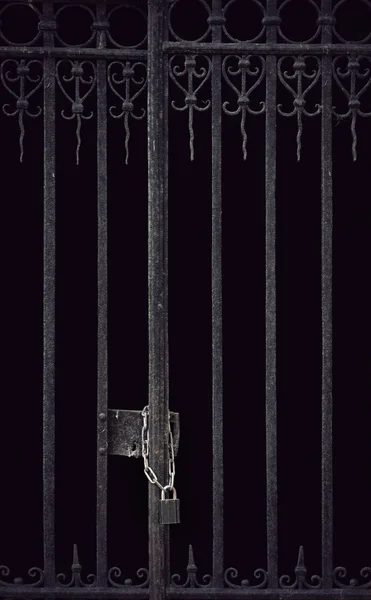 Porta de metal trancado — Fotografia de Stock