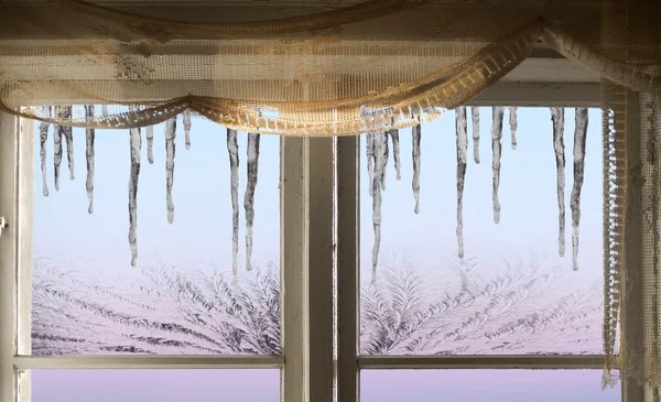 Buz sarkıtları pencereden izlendi — Stok fotoğraf