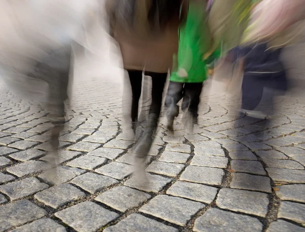 Arnavut kaldırımı taşları üzerinde yürüyen insanlar — Stok fotoğraf