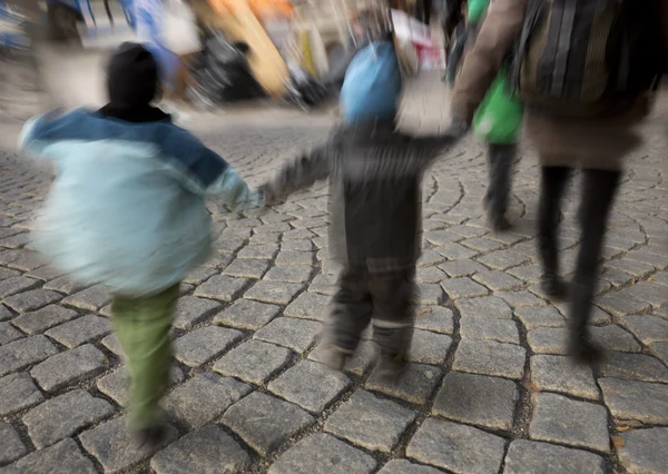 Kinder laufen auf Kopfsteinpflaster — Stockfoto