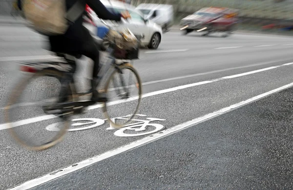 Ciclista in pista ciclabile — Foto Stock