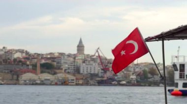 Türk bayrakları rüzgarda ile tekne