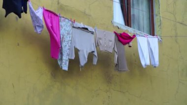 Çamaşırhane clothesline üzerinde
