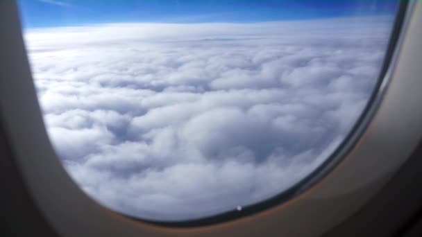 Nubes vistas a través de la ventana del avión — Vídeo de stock