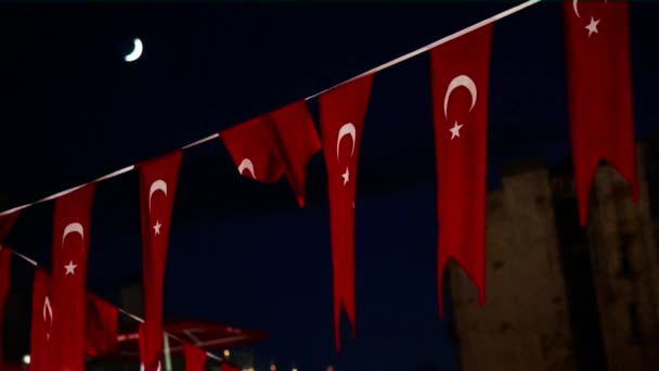 Türk bayrakları rüzgarda yavaşça hareket — Stok video