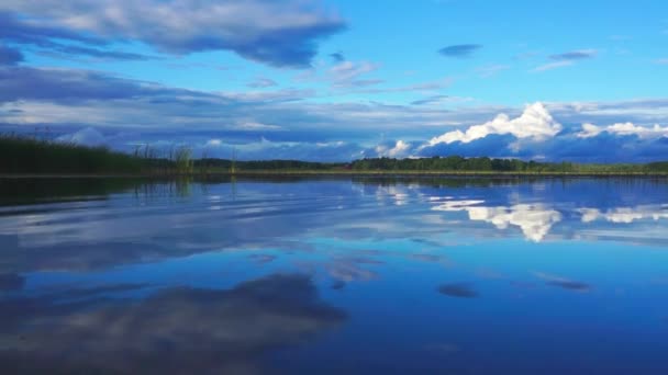 Nuvens refletidas na água — Vídeo de Stock