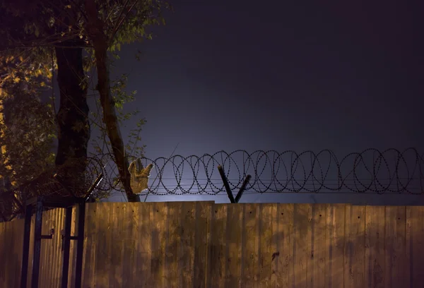 Barbed wire at night — Stock Photo, Image