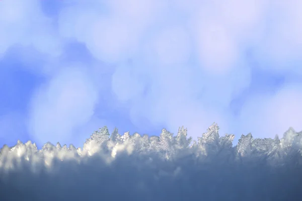 Iskristaller på blå abstrakt bakgrund — Stockfoto