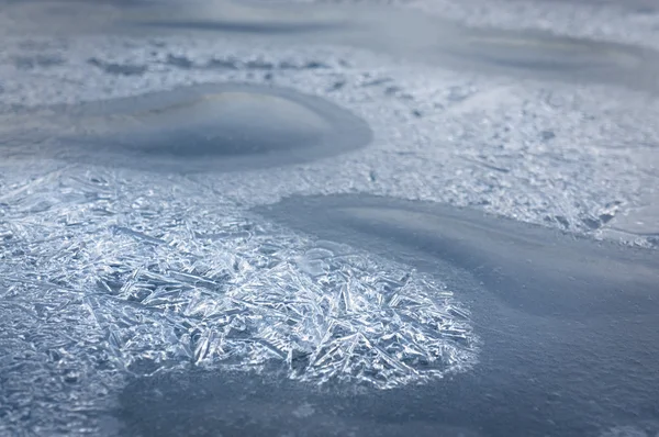 Cristaux de glace dans le lac gelé — Photo