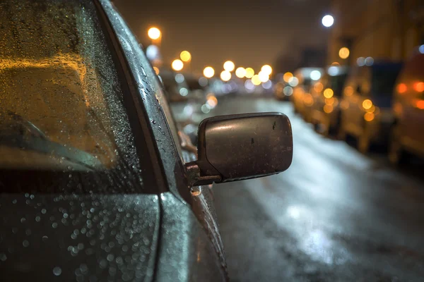 车在雨中的黄昏 — 图库照片