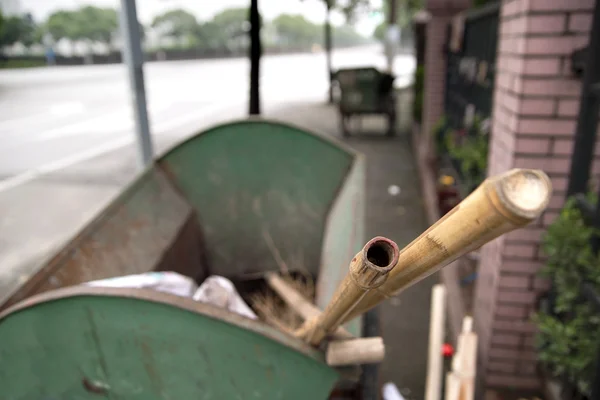 Contenedor de basura en ciudad china —  Fotos de Stock