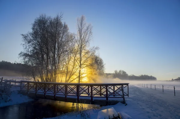 Rivière et pont par une journée ensoleillée d'hiver — Photo