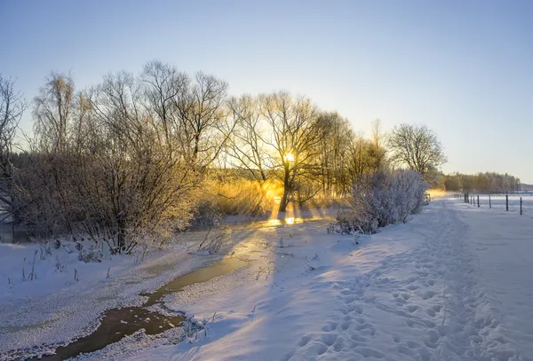 Zugefrorener Fluss in winterlicher Landschaft — Stockfoto