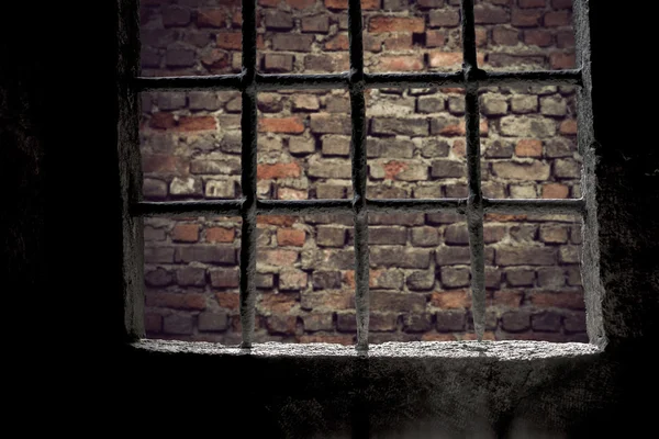Parede de tijolo vista pela janela da prisão — Fotografia de Stock