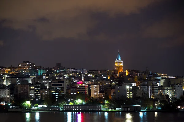 Vista nocturna del distrito de Galata — Foto de Stock