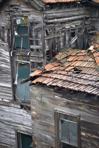 Edifício de madeira abandonado — Fotografia de Stock