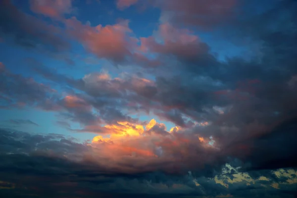 Dramático céu laranja e azul — Fotografia de Stock