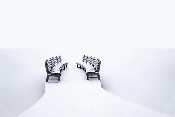 Bänke am Steg im Winter — Stockfoto