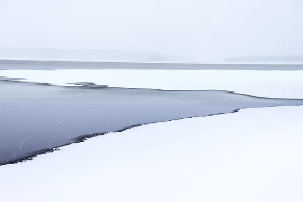 湖の氷で部分的に覆われる — ストック写真