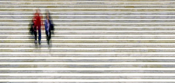 Personas borrosas en la escalera — Foto de Stock