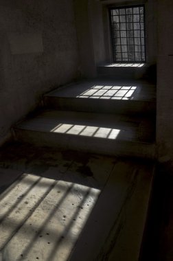 pencereden parlayan ışıkla merdiven