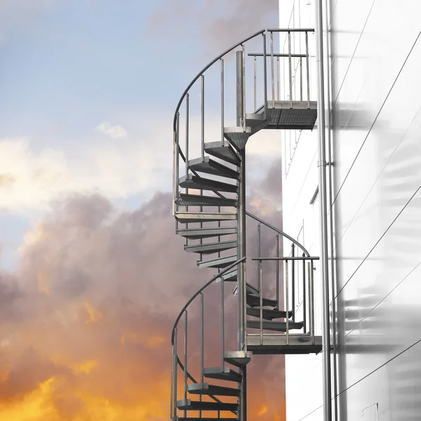 Спиральная лестница на оранжевом небе — стоковое фото