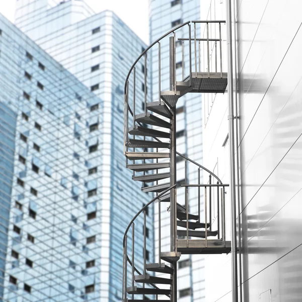 Спиральная лестница в городе — стоковое фото
