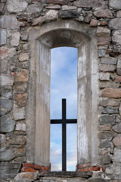 Croce in finestra di antica chiesa in pietra — Foto Stock