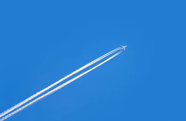 Avion à réaction sur ciel bleu — Photo