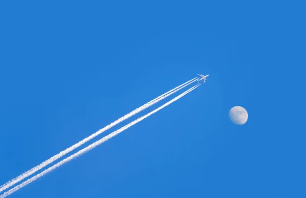 Avion à réaction sur ciel bleu avec lune — Photo