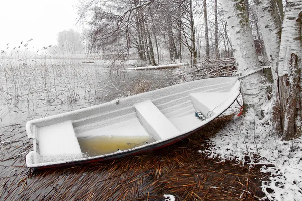 Piccola barca nel lago all'inizio della primavera — Foto Stock