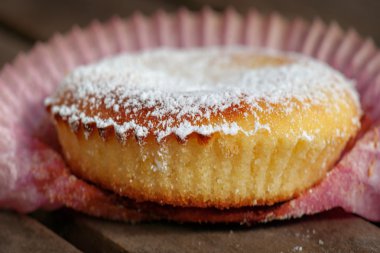 pudra şekeri ile cupcake